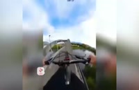 کلیپی از حرکت نمایشی یک دوچرخه‌ سوار حرفه‌ای روی پل