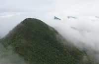 مه و ابرهای بالای کوهستان