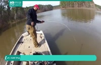 ماهیگیری از دریاچه با استفاده از قلاب به صورت حرفه ای