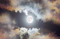ماه در آسمان ابری شب