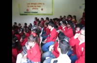 Sheij Qomi con los niños cristianos en una escuela primaria