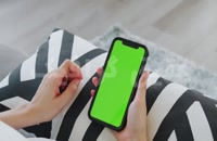 ویدیو فوتیج پرده سبز زنی که با گوشی کار میکند
