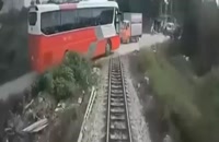 تصادف وحشتناک قطار با اتوبوس دانش آموزان