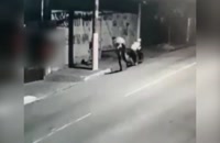 فرار دو سارق موتورسوار از یک زن تنها در خیابان!