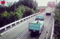 فیلم سقوط دو کامیون بر اثر ریزش پل در فیلیپین