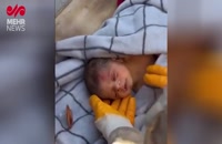 لحظه نجات نوزاد ۲۰ روزه از زیر آوارهای زلزله در ترکیه