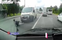 بی توجهی زن روس هنگام عبور از عرض خیابان