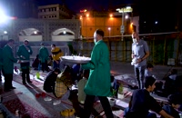 توزیع افطاری ساده در ورودی بست های باب الهادی و باب الکاظم (ع) حرم مطهر رضوی