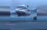 جدال وحشتناک کشتی مسافربری با طوفان