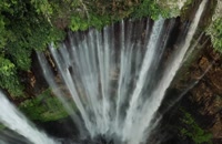 آبشار رودخانه در طبیعت