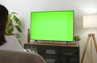 ویدیو فوتیج تماشای صفحه سبز تلویزیون در اتاق