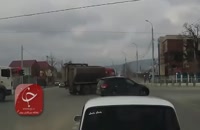 تصادف وحشتناک کامیون با یک دستگاه تریلی در چهارراه