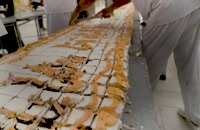 پخت و توزیع بزرگترین کیک میلاد حضرت امام رضا (ع) در حرم مطهر رضوی