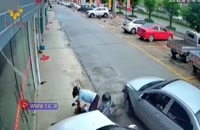 تصادف وحشتناک زن موتورسوار به همراه فرزندش