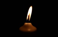 شمع سفید در تاریکی