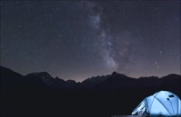 ویدیو فوتیج آسمان پر از ستاره در شب