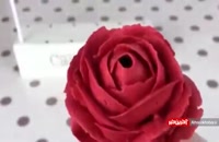 گل رز خامه‌ای برای تزئین کیک تولد